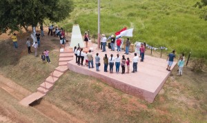El momento. En la foto se observa cómo las figuras humanas no proyectan sombra.