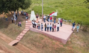 El momento. En la foto se observa cómo las figuras humanas no proyectan sombra. 