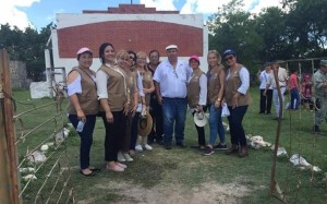 Intendente de San Alfredo con las damas que acompañaron la entrega