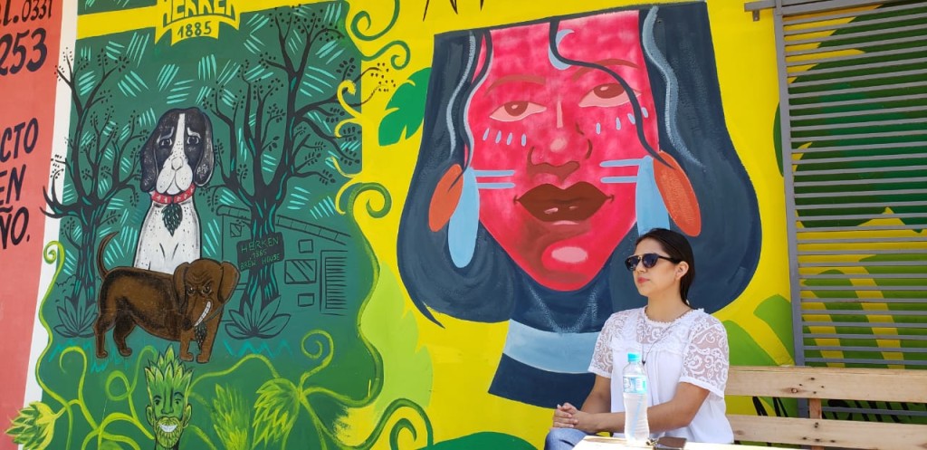 Nuriha Morinigo (23) y una de sus obras