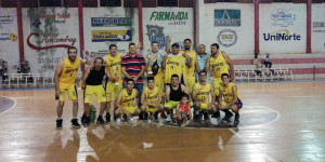 El equipo completo de los campeones invictos/ foto Telmo Ibáñez
