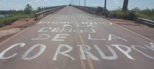 Pintata de bienvenida en en la cabecera del puente Nanawa