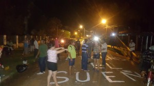 Mientras un grupo hacía marcha, otro se apostaba frente a la vivienda del Intendente