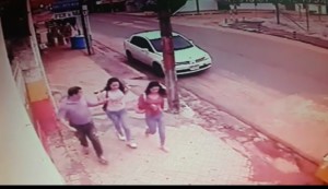 Momento en el cual se dirigían al ciber el desconocido junto con las hermanas
