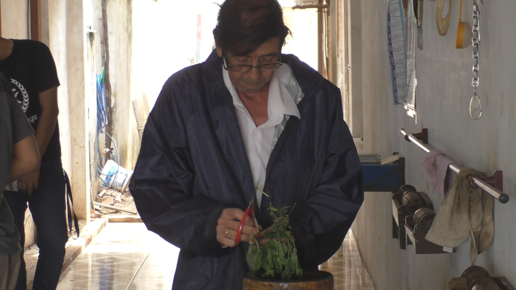 El profesor Milon durante la preparación del tereré