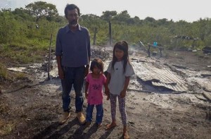 Don Britez y sus dos pequeñas hijas 