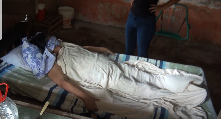 La mujer se encuentra postrada en su cama