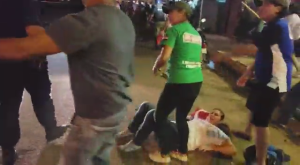 Una de las manifestantes tras ser empujada por un agente policial