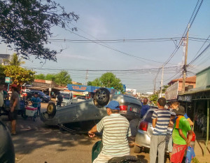 El vehículo volcó en plena avenida