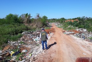 Muchos ciudadanos tiran sus basuras fuera del área indicada