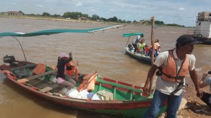 El trabajo diario de unos 10 canoeros