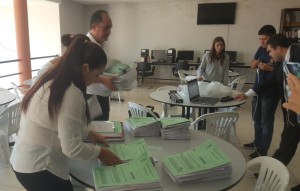 Funcionarios municipales acercan los documentos hasta la Casa de la Cultura