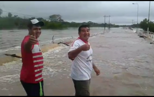 Pobladores muestran cómo el puente desaparece bajo las aguas