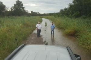 Camino a Itacua lleno de agua. Comitiva municipal solo avanzó 7 km.