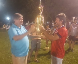 Cayo Estigarribia entrega el trofeo a Celso Ortiz, capitán de Trebol