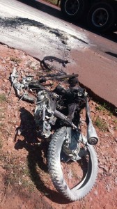 En este estado quedó la moto tras el impacto