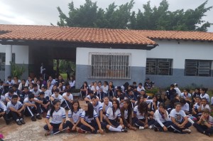 Reclamo. La sentata de estudiantes en uno de los centros educativos donde se mantiene aún la medida de fuerza.