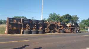 El camión volcó al costado de la ruta v