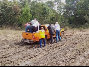 El Ministro de obras empuja la camioneta en la zona de Paso Barreto.