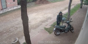 El hecho quedó registrado gracias a las camaras de seguridad y de esta manera  lo identificaron