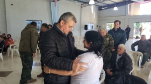 El ministro del interior Ernesto Villamayor saludando a la madre de Edelio 