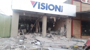 Así quedó el local del Banco Visión tras ser atacado por más de 50 delincuentes en la ciudad de Liberación.Foto: Carlos Aquino.