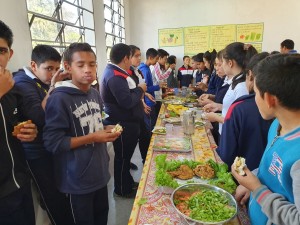 Producción propia. Los estudiantes saborean los alimentos preparados por sus compas.