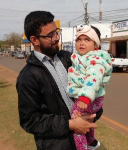 Luanita con el tío Marcelo, periodista de Concepción al Día