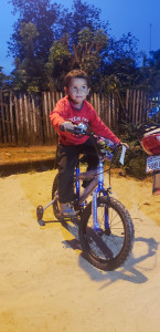 El niño en su nueva bicicleta 