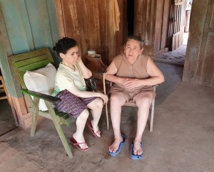 Doña Julia (enferma) con su hija con discapacidad, no cobra pensión