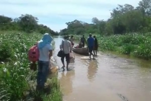 Arroyo inunda camino