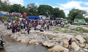 Impotencia. Alrededor de 50 personas no pudieron viajar a sus ciudades en el Chaco, porque el barco llegó abarrotado. (foto UH)