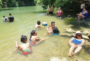 Atrapante. Las personas se sumergen al agua para poder refrescarse ante las altas temperaturas del verano. Furor. Muchos turistas copan en este verano las aguas cristalinas del arroyo Tagatiyá. Furor. Muchos turistas copan en este verano las aguas cristalinas del arroyo Tagatiyá.