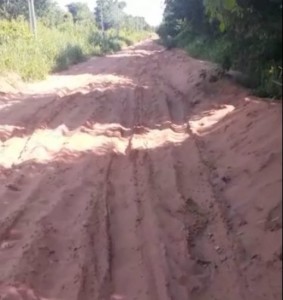 Los pobladores piden al MOPC la restauración de uno de los principales caminos de la localidad.Foto: Captura.