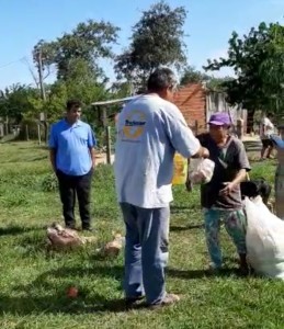 El Cura Párroco acompaña la entrega