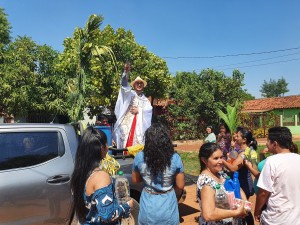Las familias recibieron la bendición frente a su casa