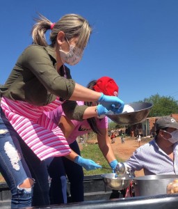 Tres parejas amigas se unieron y llevaron alimentos a familias vulnerables(foto gentileza)