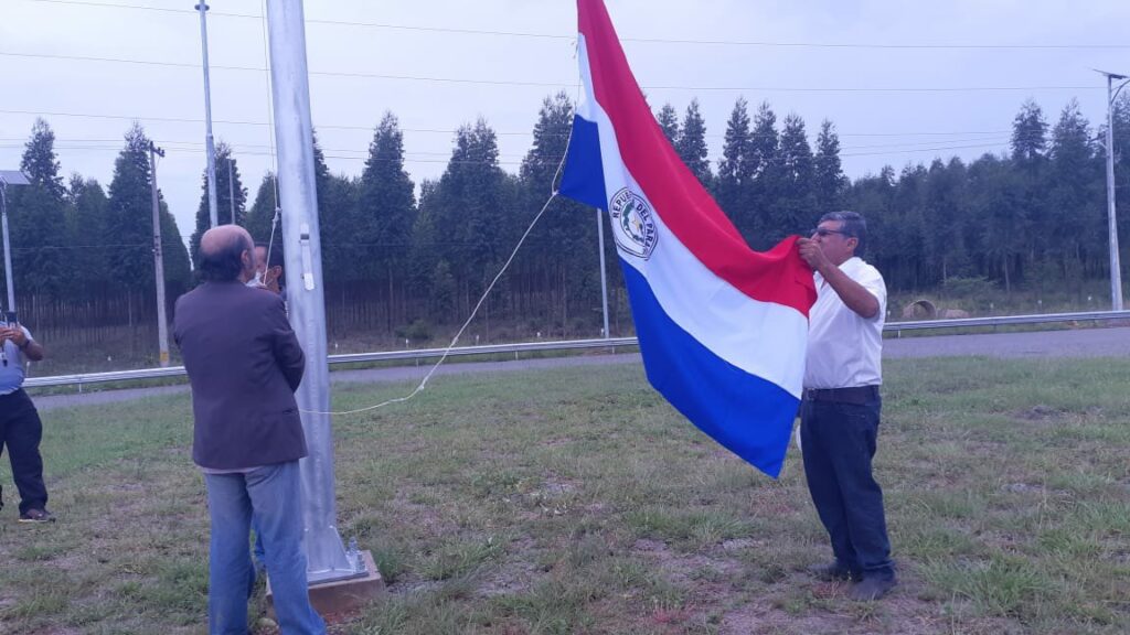 Reemplazan bandera rota en la Rotonda Concepción al Día