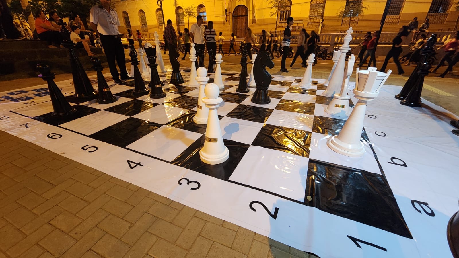 Inauguran el primer tablero de ajedrez gigante en Concepción ...