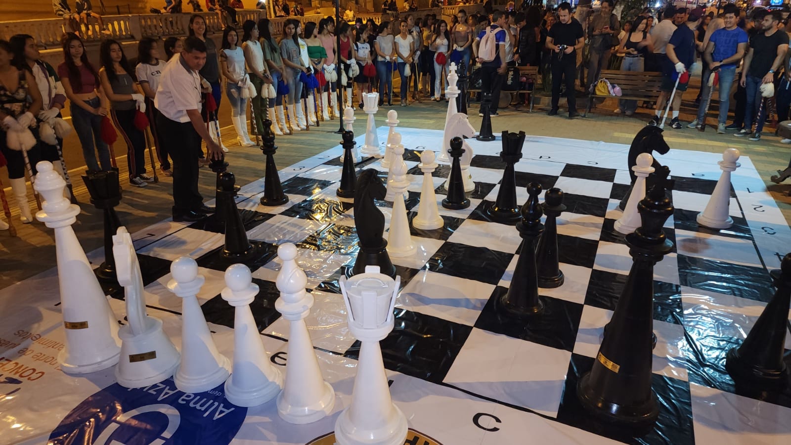 Inauguran el primer tablero de ajedrez gigante en Concepción ...