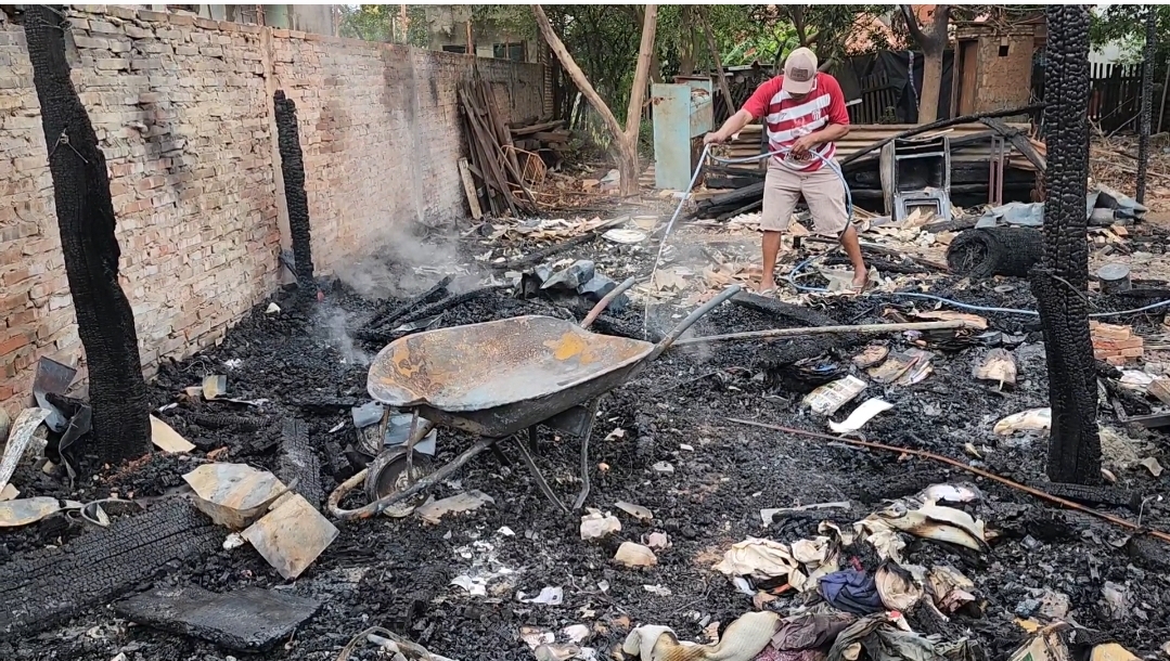 Hombre queda en la calle tras incendio de su vivienda - Concepción al Día