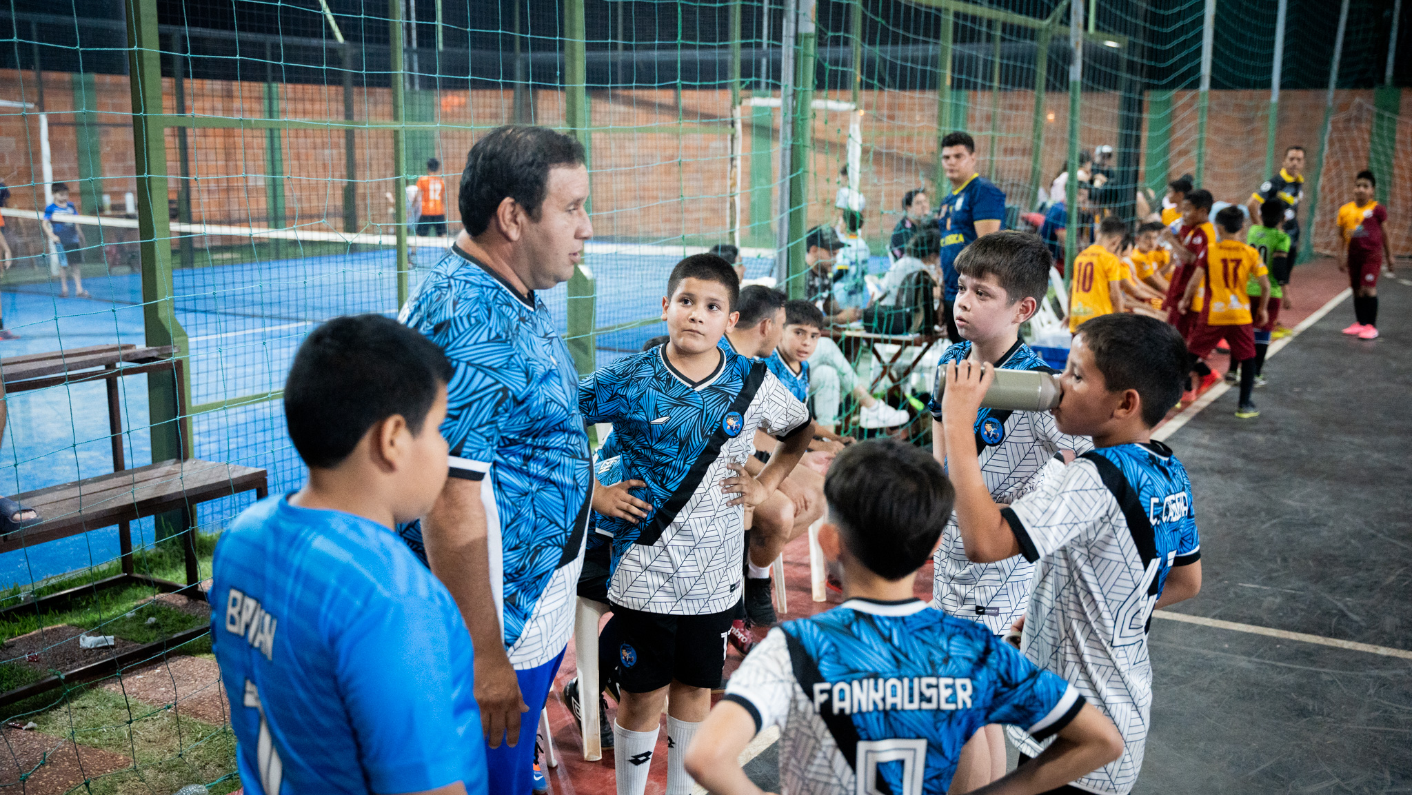 “Acción y emoción en el Campeonato de Futsal organizado por Depor Eventos en el Complejo 4G. Equipos locales compiten con energía y entusiasmo en la Mini Copa 4G.”