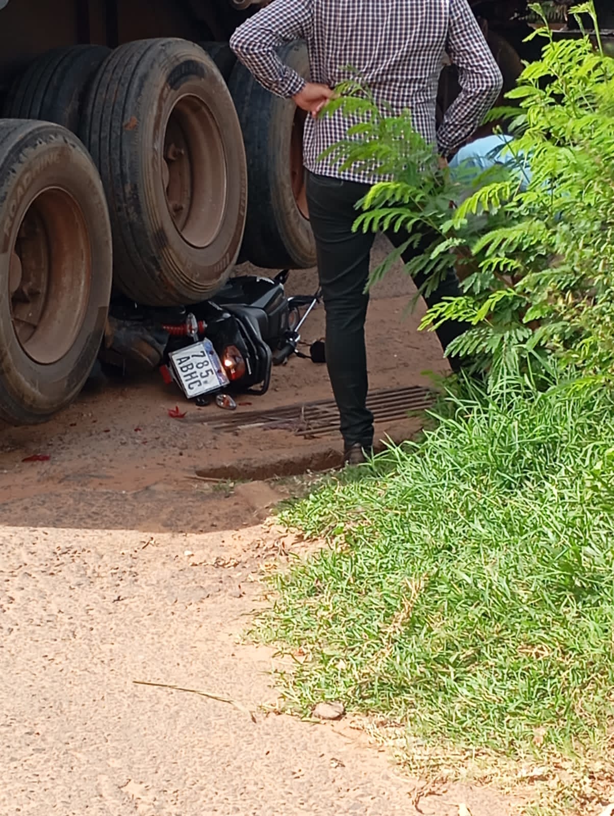 Moto quedó bajo las ruedas de un tracto camión en Concepción ...