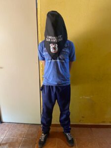 Sorprenden a “Cabecita” dentro de una vivienda y lo entregan a la Policía