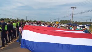 Cierran media calzada de la ruta PY05 en reclamo por el Puente Nanawa