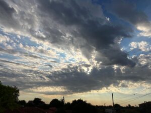 Ráfagas de viento y lluvias marcan el inicio del fin de semana