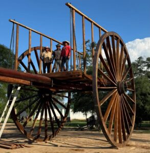 Arman la carreta más grande del país en el Chaco para una fiesta menonita