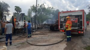 Incendio consume por completo vivienda de una mujer de 79 años en Cerro Morado