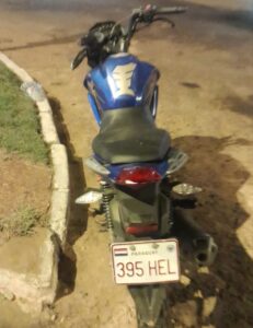 Motociclista queda herido tras chocar contra una camioneta en Villa Armando