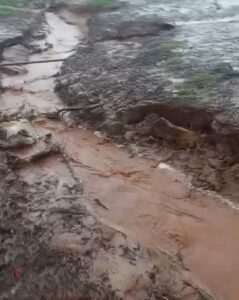 Lluvias dejan intransitable el camino rural en Roberto L. Petit